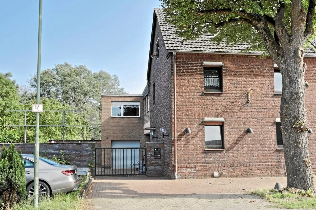 Immobilienangebot - Neuss / Norf - Alle - Viel Platz für neue Ideen: DHH mit großem Garten, Freisitz, Pool & Werkstatt in Neuss-Norf