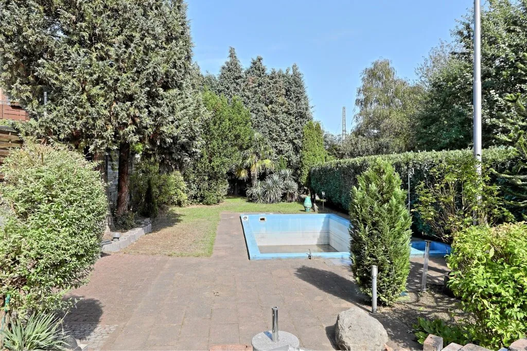 Immobilienangebot - Neuss / Norf - Alle - Viel Platz für neue Ideen: DHH mit großem Garten, Freisitz, Pool & Werkstatt in Neuss-Norf