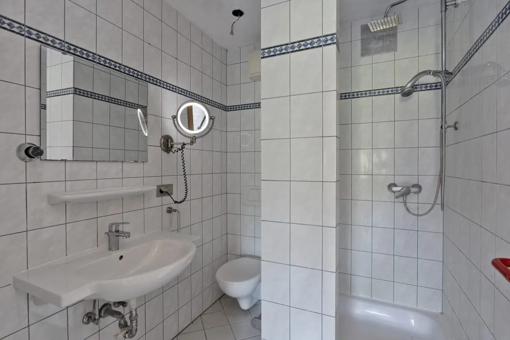 Immobilienangebot - Neuss / Norf - Alle - Viel Platz für neue Ideen: DHH mit großem Garten, Freisitz, Pool & Werkstatt in Neuss-Norf