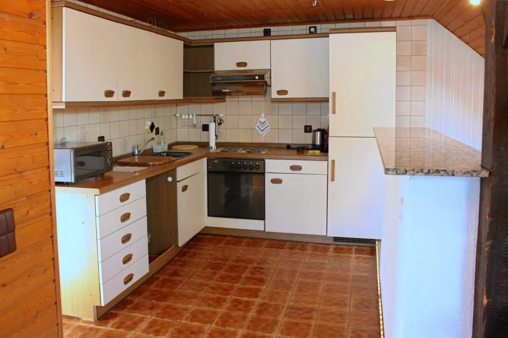 Immobilienangebot - Neuss / Norf - Alle - Viel Platz für neue Ideen: DHH mit großem Garten, Freisitz, Pool & Werkstatt in Neuss-Norf